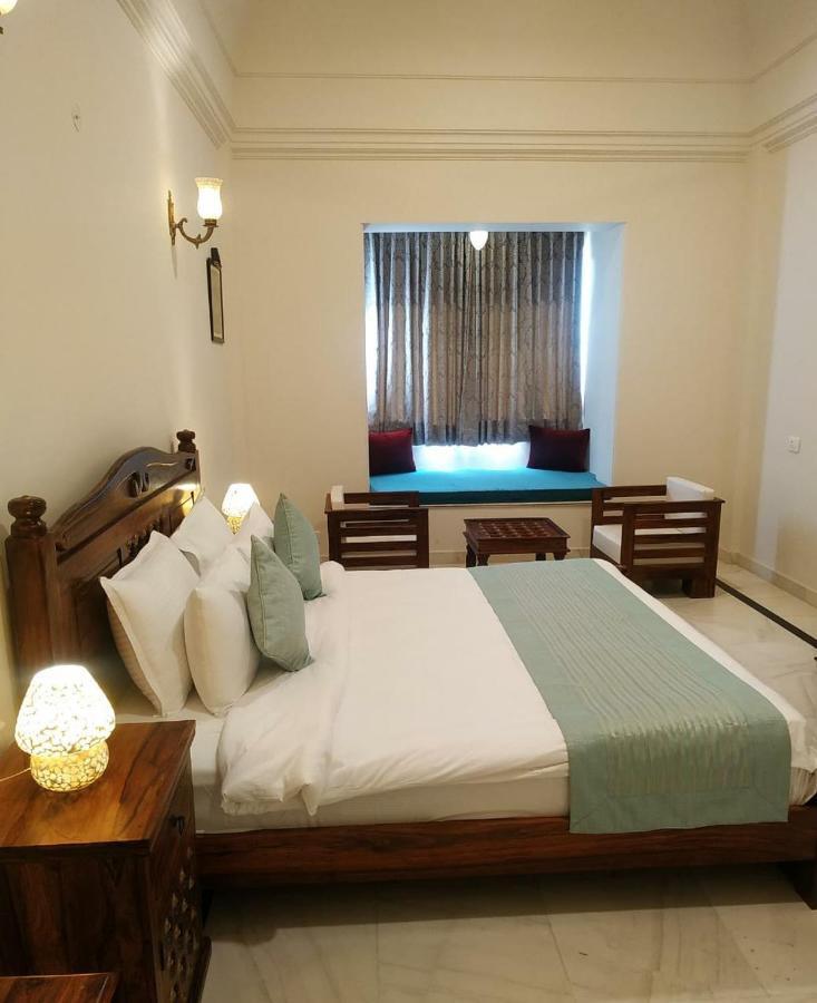 Hotel Raj Bagh Palace Jaipur Bagian luar foto