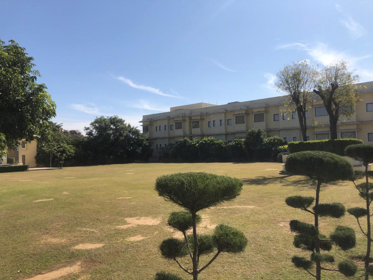 Hotel Raj Bagh Palace Jaipur Bagian luar foto